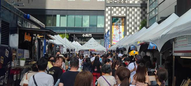 首届台南炸鸡节上周六日登场邀请 11家炸鸡业者，12家啤酒商共同参与。（台南观光旅游局提供）