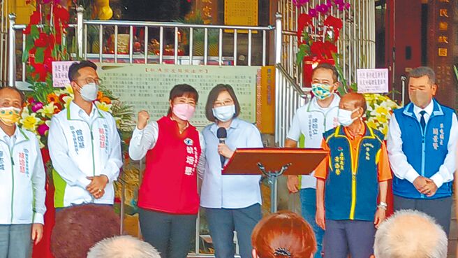 蔡英文總統昨前往南投草屯朝清宮揭匾，力薦黨籍南投縣長參選人蔡培慧。（陳淑娥攝）