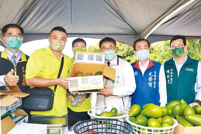 台南市長黃偉哲（右三）行銷大內酪梨。（台南市政府提供／曹婷婷台南傳真）