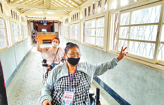 嘉义市政府开办10条可供身障朋友参与的小旅行，邀知名无障碍旅游部落客林欣蓓等人开箱「重新做人」文青小旅行路线，走访嘉市城隍庙、狱政博物馆等古蹟景点。（嘉义市政府提供／吕妍庭嘉义传真）