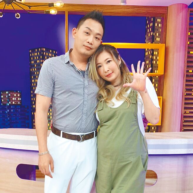 Makiyo（右）跟老公小金结婚2个多月，没有亲手做过任何家事。（卫视中文台提供）