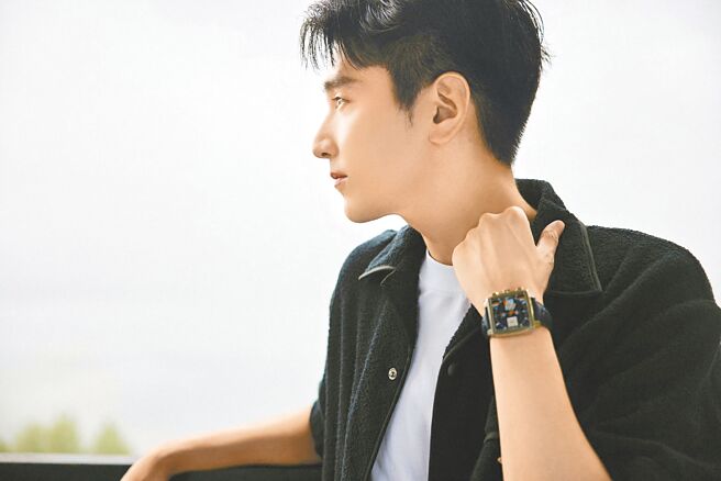 趙又廷配戴泰格豪雅Monaco Gulf海灣石油聯名計時碼表。（TAG Heuer提供）