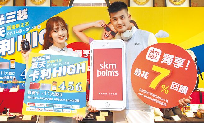 新光三越推出四大送禮指南，七夕限定彩妝香氛、精品包、對飾、巧克力打造儀式感。（新光三越提供）