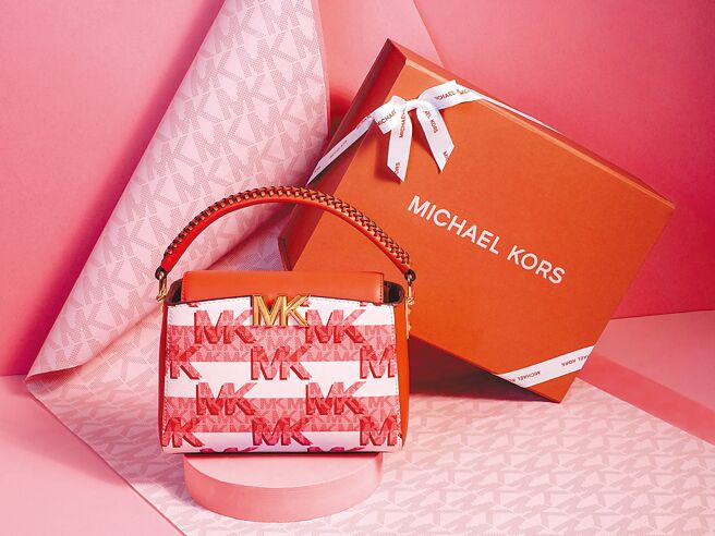 新光三越MICHAEL KORS Greenwich七夕限定粉色拼接鍊帶包，推薦價1萬8400元。（新光三越提供）