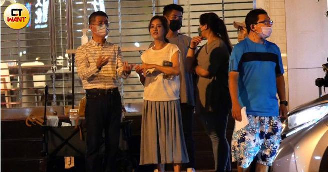 陈意涵边跟剧组工作人员閒聊边等待拍摄。（图／本刊摄影组）