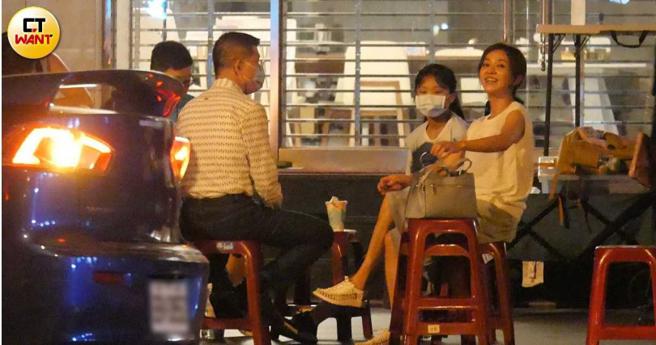 坐着等拍戏的陈意涵显得很开心，讲话过程中笑个不停。（图／本刊摄影组）