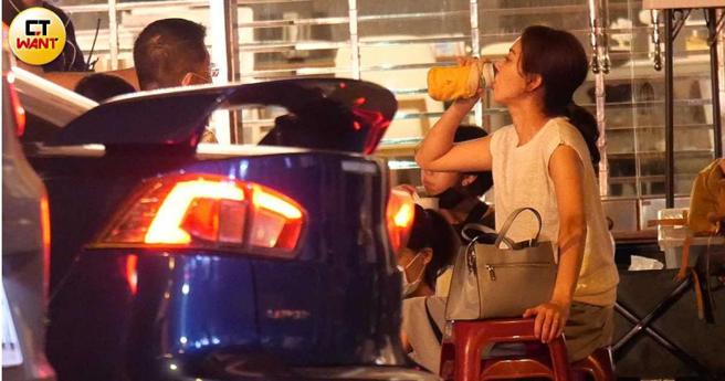 等待剧组准备的同时，陈意涵喝起啤酒享受夏日微风。（图／本刊摄影组）