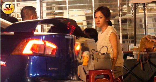 不知是否喝得太爽，陈意涵瞬间露出充满狠劲的表情。（图／本刊摄影组）