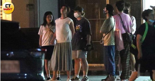 陈意涵站起来伸懒腰准备开工。（图／本刊摄影组）