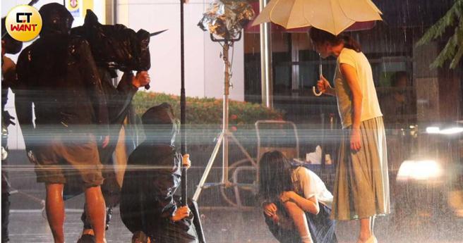陈意涵、林品彤在雨中一下狂奔一下蹲着，全身都淋溼了。（图／本刊摄影组）