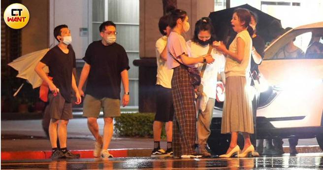 拍完这段耗费体力的情节后，陈意涵张大嘴打了一个大呵欠。（图／本刊摄影组）