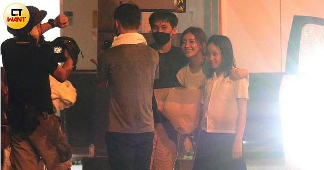 凌晨1点半左右工作人员献上杀青花束，陈意涵与林品彤、导演靳家骅三人开心合影。（图／本刊摄影组）