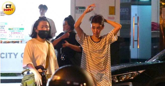 一派轻松模样的陈意涵换上轻便服装搭车返家休息。（图／本刊摄影组）