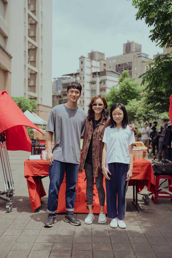 《小晓》在六月举办开镜仪式，主要演员刘俊谦（左起）、陈意涵、林品彤均出席。（图／CATCHPLAY提供）