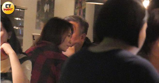 高景炎与一名轻熟女共进晚餐，两人不时交头接耳，气氛愉快。（图／本刊摄影组）