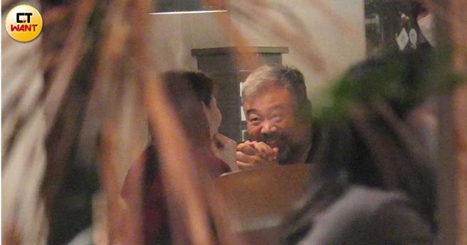 不知讲到什么内容，让高景炎露出极度兴奋的表情。（图／本刊摄影组）