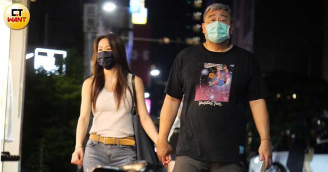 人高马大的高景炎走在路上相当显眼，大手紧牵着女伴不放开。（图／本刊摄影组）