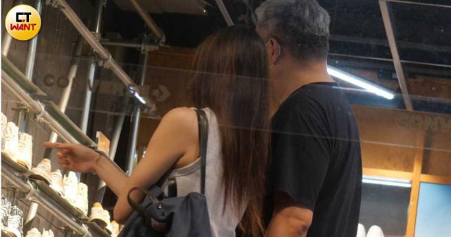 两人逛到运动用品店，指着球鞋讨论半天。（图／本刊摄影组）