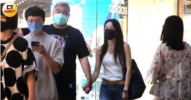 最后空手走出运动用品店，高景炎又立刻牵起女伴的手。（图／本刊摄影组）