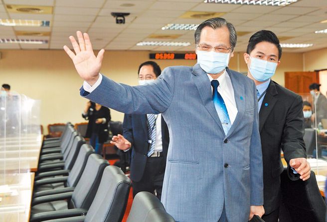 逆风的乌鸦讽刺陈明通「裴洛西访台了，届时蔡英文开国安会议，『在座有一个人』振笔疾书，大家以为他是在做笔记，但他却是帮自己的学生解套」，而此番言论也让网友们炸锅直呼「很有即时感」。（本报资料照）