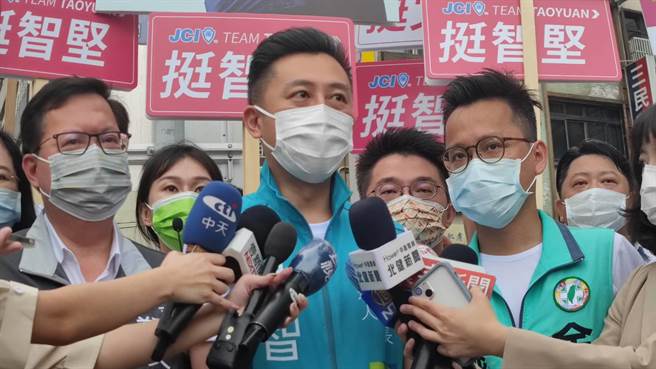 桃园市长郑文灿（左）表示美国眾议院议长裴洛西访台，是对台湾加分。（赖佑维摄）