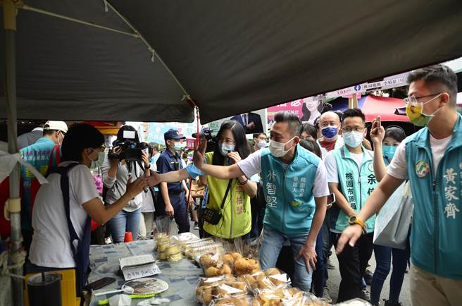 民進黨桃園市長參選人林智堅、桃園市長鄭文燦今天走訪桃園市南門市場。（賴佑維攝）