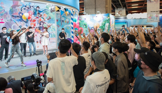 人气游戏实况主与现场玩家同乐，尖叫笑声不断。