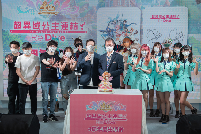  So-net 嘉宾同切《公主连结》4周年庆造型蛋糕。