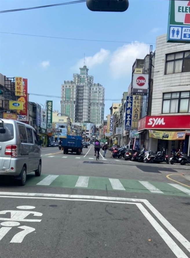 苗栗分局第三組巡佐王國俊一路尾隨徐姓竊嫌。（翻攝照片／李京昇苗栗傳真）