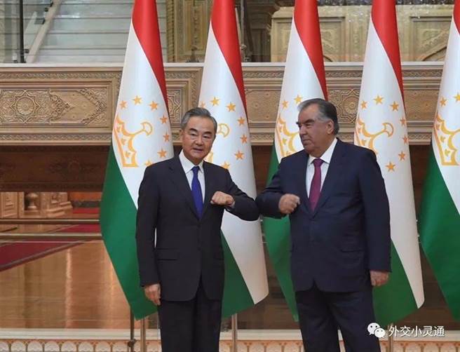 即时／塔吉克总统拉赫蒙会见王毅共同防范一切风险隐患。  图为2021年7月13日拉赫蒙会见王毅。（中国外交部资料照）