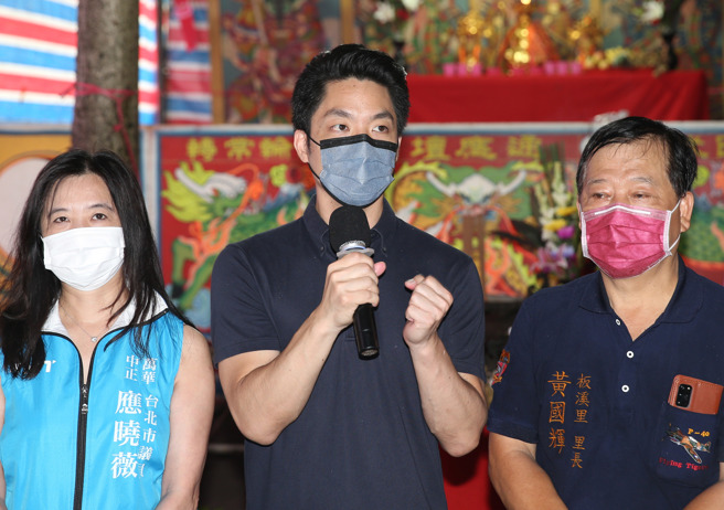 国民党台北市长参选人蒋万安（中）2日出席古亭地府阴公庙中元普渡祈福消灾法会,上香参拜并接受访问。（姚志平摄）