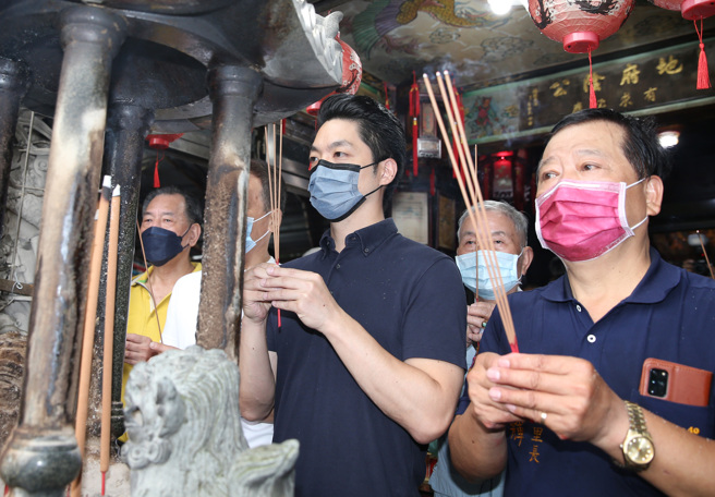 国民党台北市长参选人蒋万安（中）2日出席古亭地府阴公庙中元普渡祈福消灾法会,上香参拜并接受访问。（姚志平摄）