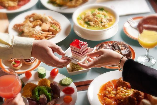 （台北福华大饭店美食展推出各优惠餐券，其中彩虹座通用自助餐券1,099元。图／台北福华大饭店提供）
