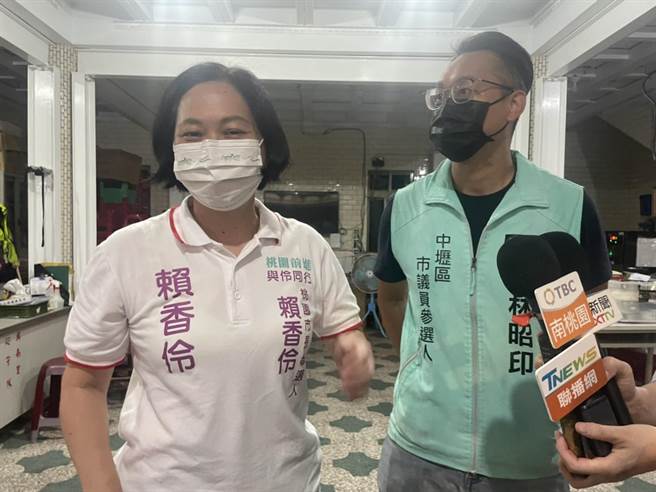 民眾党桃园市长参选人赖香伶(左)再酸林智坚应转大人。(吕筱蝉摄)