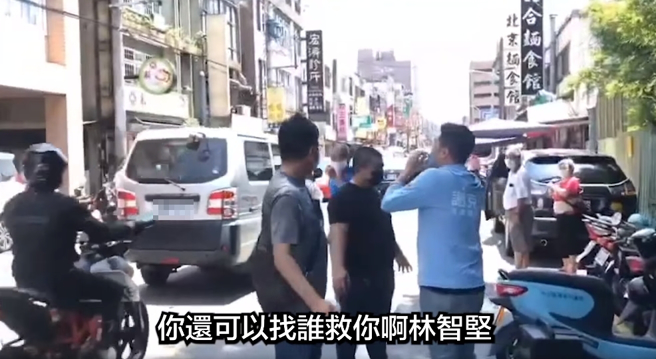 谢龙介侄子、国民党桃园市议员参选人谢克洋（图中着浅蓝外套持麦克风者）。（图／翻摄自谢克洋脸书）