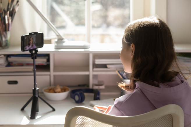 一名女直播主公然在直播时骂另名直播主，惨被对方提告且求偿。（示意图／Shutterstock）