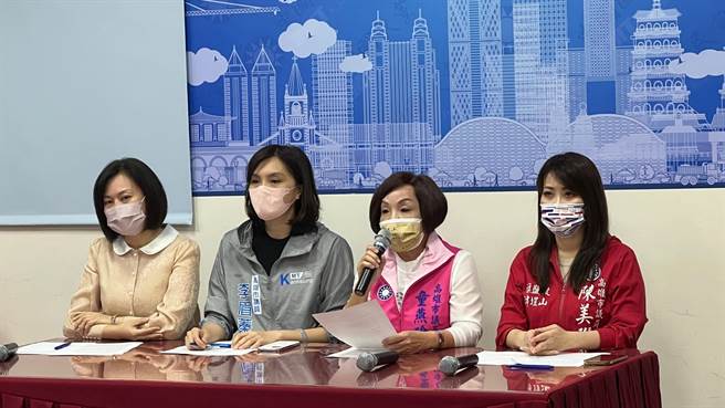 高市议会国民党团今（2）日开记者会痛批，高雄市长陈其迈大玩文字游戏，事实上8月7日动土的是楠梓产业园区，高市府与台积电甚至连土地都还没签约，加上土地整治问题尚未解决，都让台积电迟迟不肯动土。（柯宗纬摄）