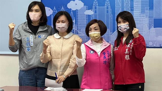 高市议会国民党团今（2）日开记者会痛批，高雄市长陈其迈大玩文字游戏，事实上8月7日动土的是楠梓产业园区，高市府与台积电甚至连土地都还没签约，加上土地整治问题尚未解决，都让台积电迟迟不肯动土。（柯宗纬摄）