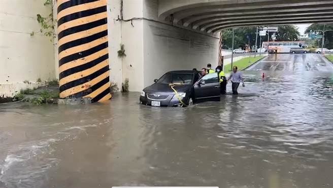 台南市小东路地下道一度淹水57公分，民眾驾车路过受困。（读者提供／曹婷婷台南传真）