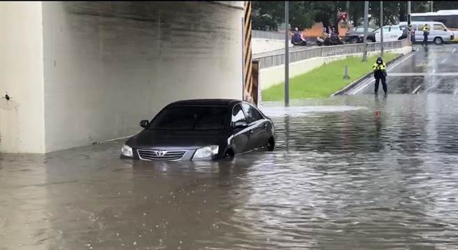 台南市小东路地下道一度淹水57公分，民眾驾车路过受困。（读者提供／曹婷婷台南传真）