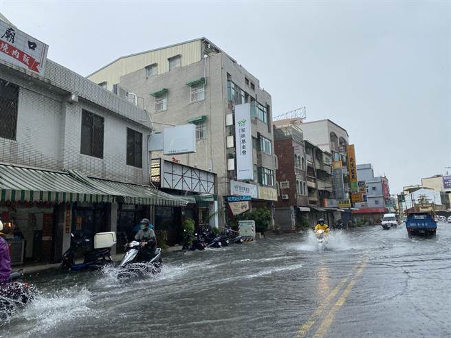 台南市永康区部分路段出现积水。（曹婷婷摄）
