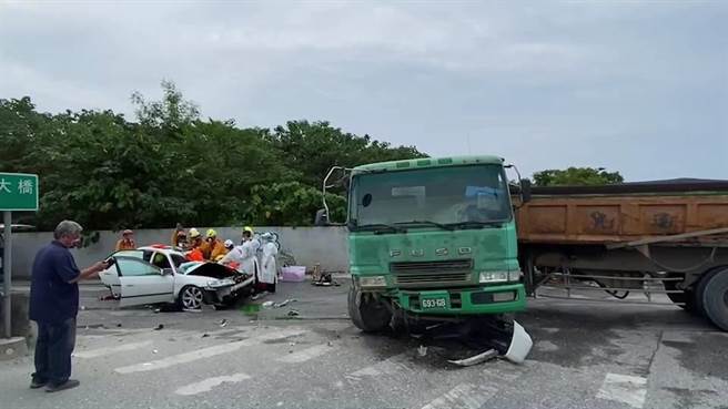 一辆曳引车今上午在花莲东华大桥前路口与一辆轿车发生碰撞，造成左车头下方凹陷，及轿车车头全毁。（警方提供／罗亦晽花莲传真）