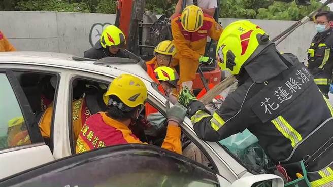 一辆曳引车今上午在花莲东华大桥前路口与一辆轿车发生碰撞，轿车车头因被撞到全毁，驾驶一度受困在内，经消防队出动破坏机具才顺利脱困。（警方提供／罗亦晽花莲传真）