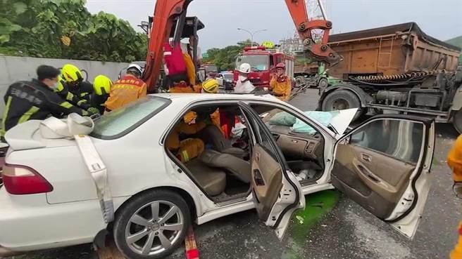 一辆曳引车今上午在花莲东华大桥前路口与一辆轿车发生碰撞，轿车车头因被撞到全毁，驾驶一度受困在内，经消防队出动破坏机具才顺利脱困。（警方提供／罗亦晽花莲传真）