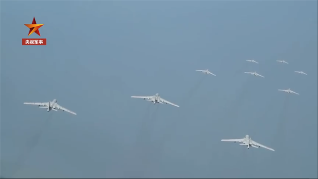 央視軍事微博昨日罕見發布9架轟-6K戰機同框畫面。（圖／擷取自「央視軍事」微博影片）