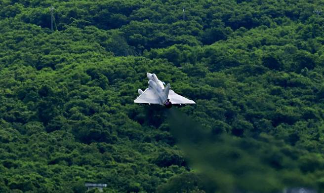 幻象2000战机进驻志航基地，强化战备整备。（庄哲权摄）