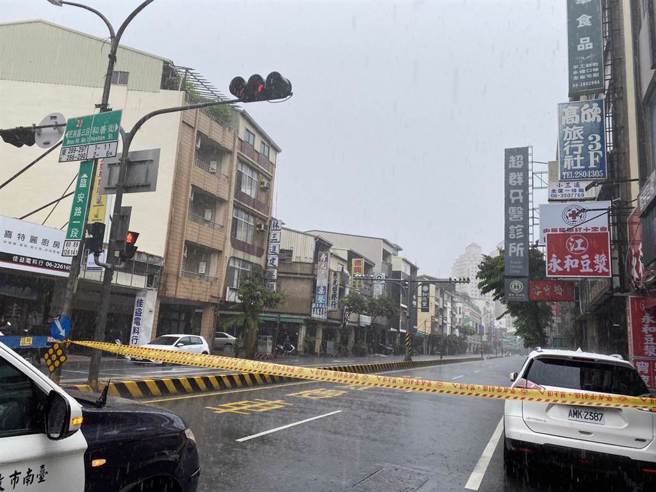 台南市警二分局于积淹水路口拉起警戒线。(警方提供／曹婷婷台南传真)