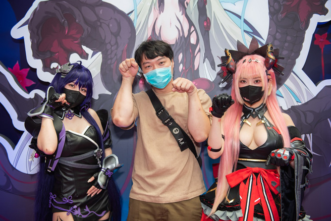 玩家与COSER互动。