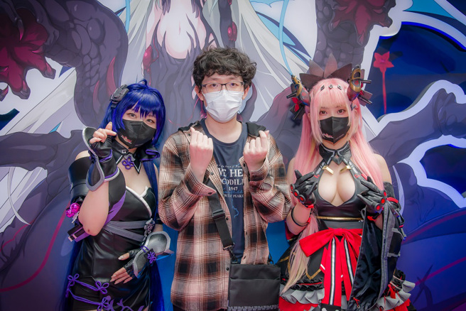 玩家与COSER互动。