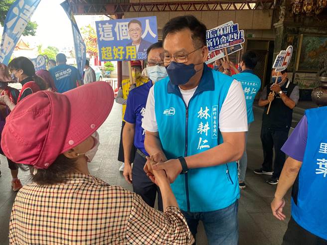 国民党新竹市长参选人林耕仁2日续走基层，到东区仙水里徒步固票。（陈育贤摄）